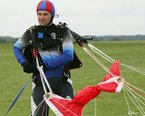 Bartek-  Prezes LSS FENIKS, skoków+1200. W sporcie spadochronowym od 1996 roku.Instruktor spadochronowy, mechanik spadochronowy układający zapasy oraz tandem piot