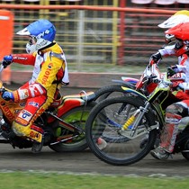 Wyścig V - najszybciej do 1 łuku dojeżdża Magnus Zetterström (niebieski), za nim bark w bark jadą Antonio Lindbäck (czerwony) oraz zasłonięci Andreas Jonsson (biały) i Denis Gizatullin (żółty)