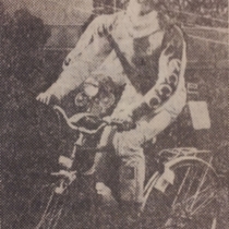 Mirosław Korbel wykonuje rundę honorową na rowerze-nagrodzie za zwycięstwo w dodatkowym XXII wyścigu