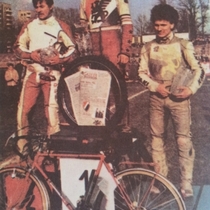 Podium zwycięzców w wersji kolorowej - Eugeniusz Skupień (II miejsce), Ryszard Dołomisiewicz (I miejsce) i Sławomir Drabik (III miejsce)