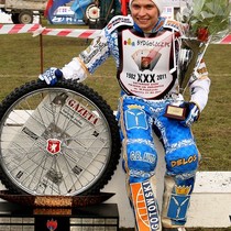 Zwycięzca XXX Kryterium Asów, Emil Sajfutdinow, na podium z trofeum przechodnim
