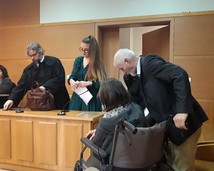 Sąd za „Czerwone Kartki”, matka Jelena Bojda oskarżona przez Sanepid za wieszanie ich na budynku Sanepidu i zapalenie zniczy dla ofiar szczepień (16.12.2019)