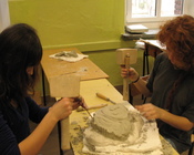 praca nad odlewem gipsowym