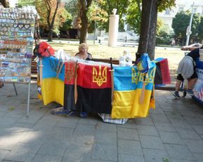 Kolory Ukrainy - w środku flaga OUN.