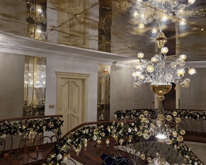 Lustra postarzane hol