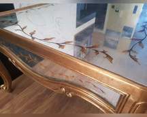 Stolik stan przed i po, została wykonana replika szklanego blatu- malowany recznie na szkle ornament, ręcznie kłądzione płątki srebra na szkle tak aby uzyskac efekt lustra- Wilanów 2022