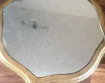Stolik  odświeżony w szlagmetalu z patyną olejno-pigmentową oraz blat szklany ręcznie kładzione płatki srebra aby uzyskac efekt lustra- Wilanów 2022