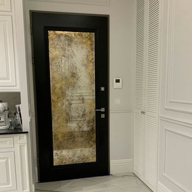 Lustro postarzane w odcieniach złota na drzwiach frontowych - Hol / Wilanów 2020