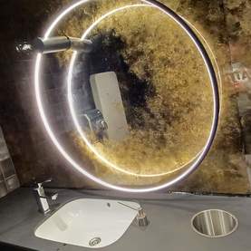 lustra postarzane odcienie złote - łazienka w Pub PasiBus POZNAN 2021