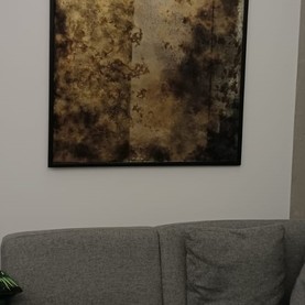 lustro postarzane w odcieniach złotych w czarnej ramie - Toruń 2022