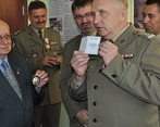 Józef Bojarski otrzymuje Odznakę Pamiątkową Bieszczadzkiego Oddziału SG