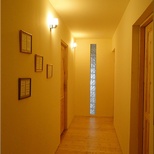 korytarzyk na piętrze prowadzący z kuchni do pokoi