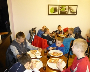 Mikołajki 2014 - organizacja wyjazdu na basen i pizzeri dla wychowanków Domu Dziecka w Pawłówce
