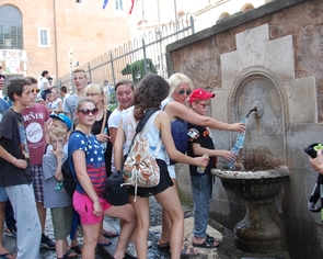 Wycieczka do Rzymu zorganizowana wychowankom Domu Dziecka w Pawłówce