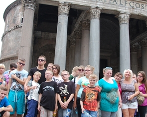Wycieczka do Rzymu zorganizowana wychowankom Domu Dziecka w Pawłówce
