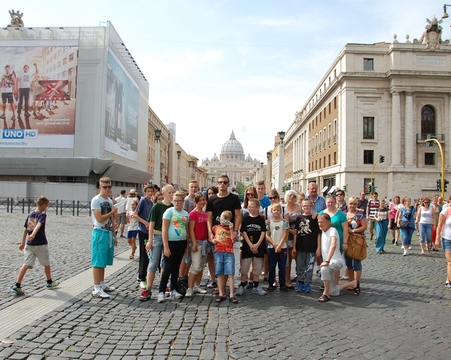 Wycieczka wychowanków Domu Dziecka w Pawłówce w Watykanie