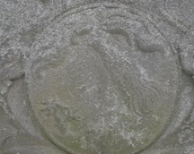 fragment płyty nagrobnej znajdującej się na kaplicy
