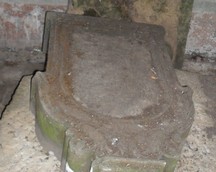 płyty nagrobne zgromadzone wewnątrz grobowca