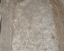 płyty nagrobne zgromadzone  w grobowcu