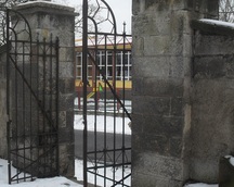 brama przy cmentarzu