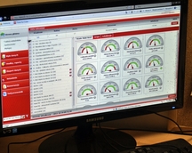 Komputer wyświetla na monitorze wyniki pracy robotów