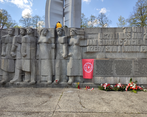 Kwiaty pod Pomnikiem Czynu Rewolucyjnego