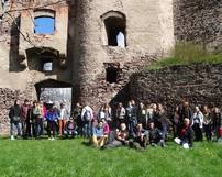 Grupowe zdjęcie na tle ruin zamku