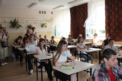 Uczniowie w czasie testów na II Regionalnym Turnieju Chemicznym.