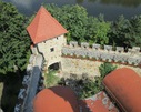 widok z wieży na mury obronne