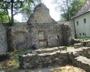 pozostałości po domkach zakonników