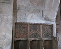 stalle gotyckie na tle romańsiej ściany
