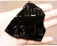 Fragment płyty inskrypcyjnej znalezionej nieopodal ewangelickiego cmentarza w Czarnej Dąbrówce