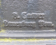 Sygnatura Fritza Caspera na żeliwnym krzyżu w Strzepczu