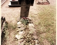 Cmentarz w Kozinie - krzyż kamienny z widoczną lecz nieczytelną inskrypcją