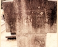 Cmentarz w Kozinie - krzyż kamienny z widoczną lecz nieczytelną inskrypcją