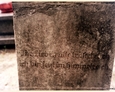 Cmentarz w Kozinie - jedyna czytelna inskrypcja na kamiennym krzyżu