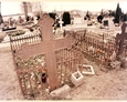 Stare nagrobki z żeliwnymi krzyżami na cmentarzu w Stężycy