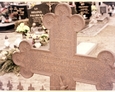 Stare nagrobki z żeliwnymi krzyżami na cmentarzu w Stężycy