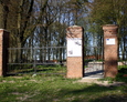 Brama prowadząca na teren dawnego cmentarza w Sąpolnie