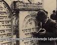 Uczestnik święta rabina Remu na cmentarzu Remuh, podczas modlity przy macewach; 1931 rok
