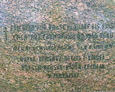 Napis na kamieniu jest dobrze widoczny dzięki poprowadzeniu czarnej farby w wyżłobieniach napisu