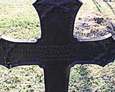 Jeden z żeliwnych krzyży na cmentarzu w Lipuszu