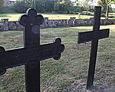 Żeliwne krzyże na terenie cmentarza przykościelnego w Lipuszu