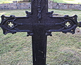 Jeden z żeliwnych krzyży z polskimi napisami