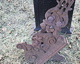 Fragment zniszczonego żeliwnego krzyża