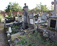 Stare nagrobki na cmentarzu katolickim
