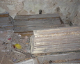 Zdewastowane trumny w kaplicy grobowej Bach-Żelewskich w Lipuszu