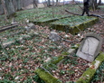 Kamienne ramy mogił zniszczonych nagrobków