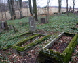 Zniszczone nagrobki na ewangelickim cmentarzu w Mierzynie
