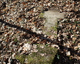 Fragment kamiennej płyty z połamanym kamiennym krzyżem